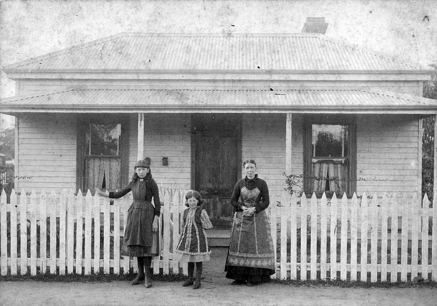“Mother, Dolly and Louise at home, Euroa,