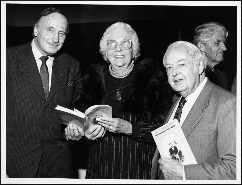 Photograph of Sir Edward Dunlop and others, undated, University of Melbourne. Media and Publication Services Office, 2003.0003.00486