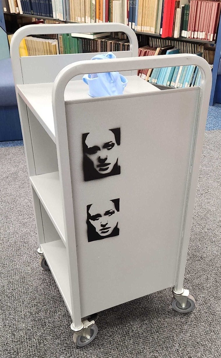 Portrait Trolley 1