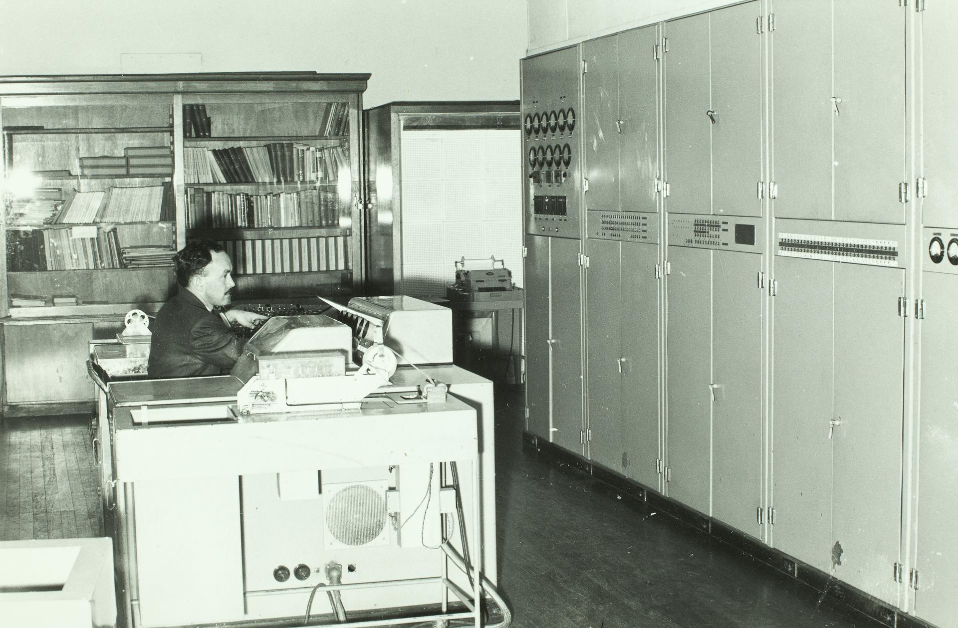 CSIRAC with staff member at the control panel, c1958