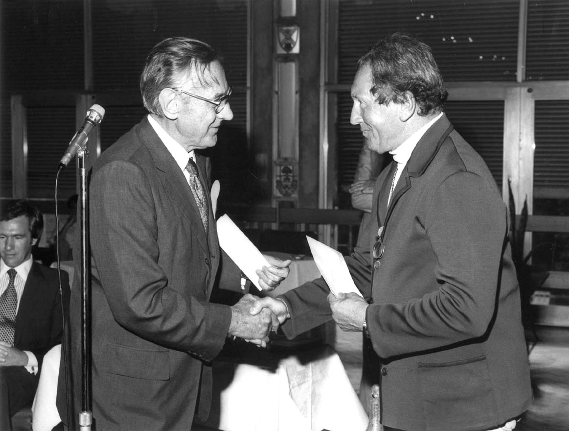 Franz Stampfl (right), with Vice-Chancellor David Derham