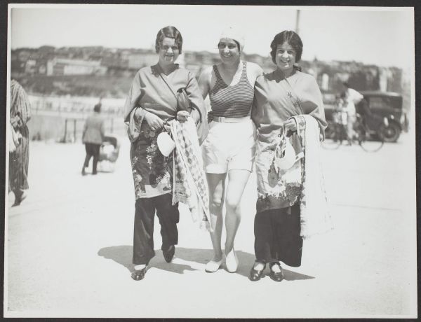 “Surfing girls, Sydney, NSW”, October 1934, Commercial Travellers’ Association Administrative Records and Publications, 1979.0162.02438.