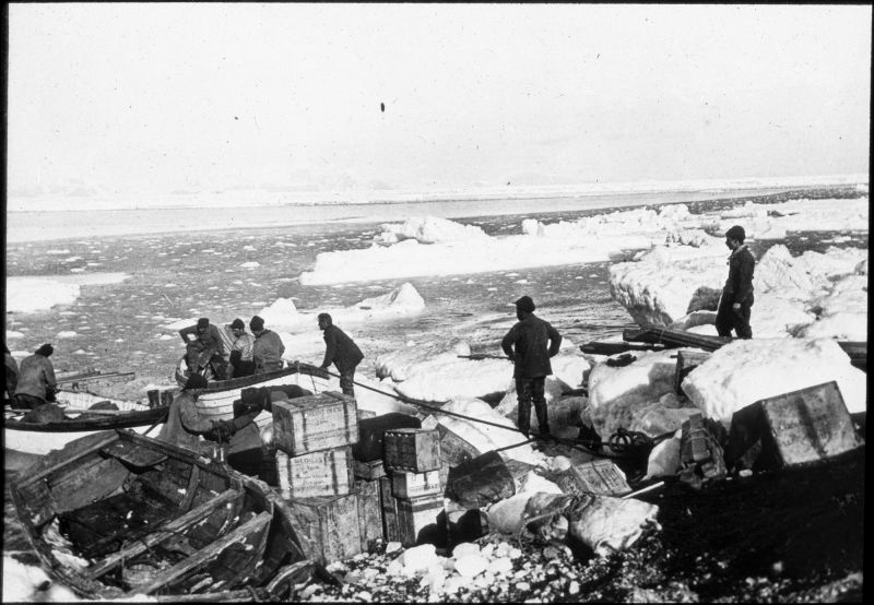 1980.0030.00891 Unloading boats, 1907-1913, Raymond Priestley Lantern Slides Collection (Department of Geology, University of Melbourne)
